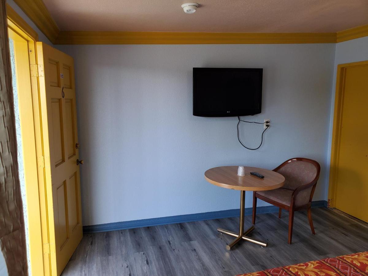 Rose Hotel Compton